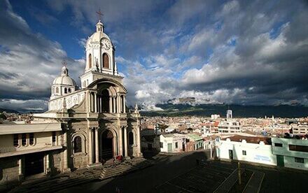 Весь Эквадор и празднование дня города Кито
